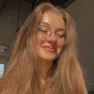 Meet your Posher, Elise